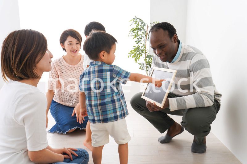 英会話教室に通う子供とお母さん