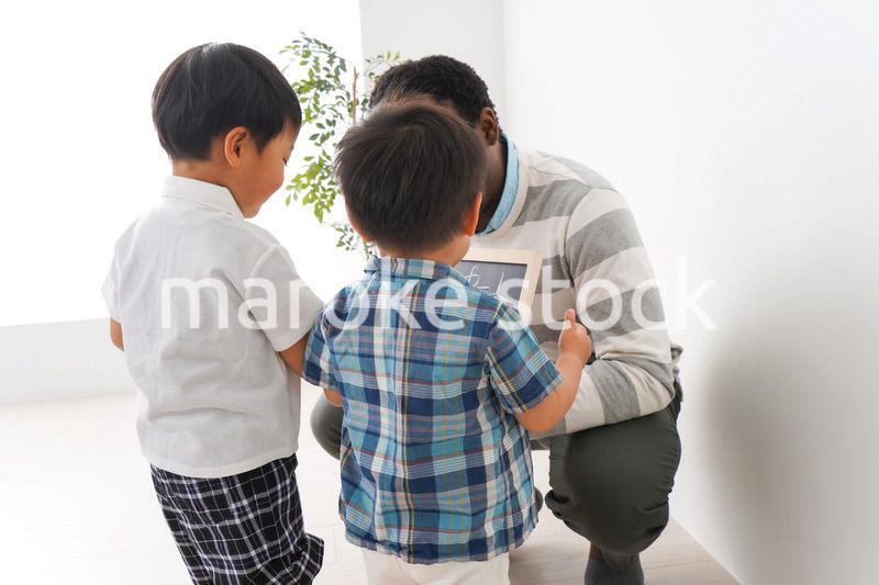 インターナショナルスクールで勉強する子ども