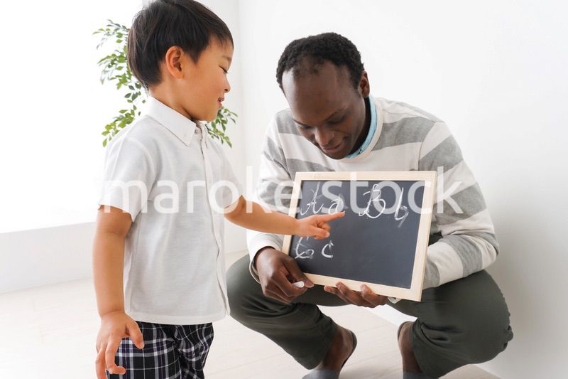 インターナショナルスクールで勉強する子ども