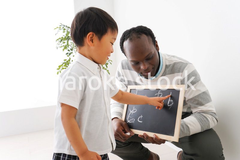 インターナショナルスクールで勉強する子ども