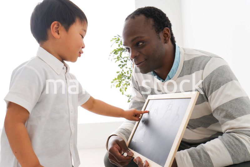 インターナショナルスクールで勉強する子ども