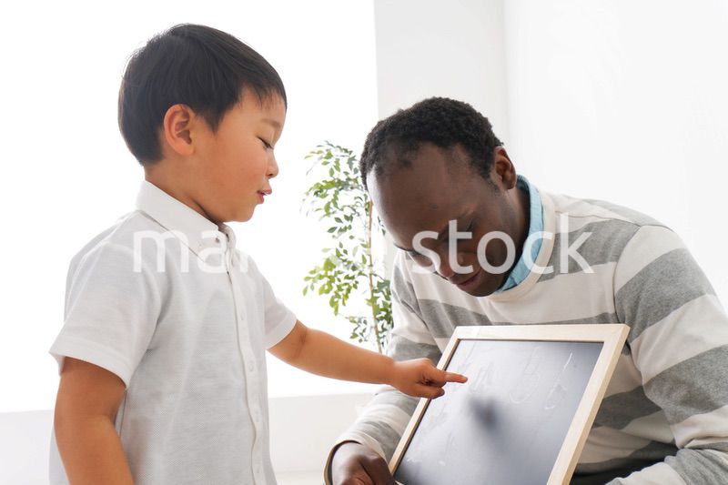 インターナショナルスクールで勉強する子ども