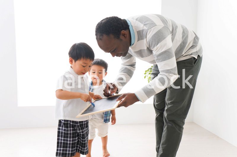 インターナショナルスクールで勉強する子ども