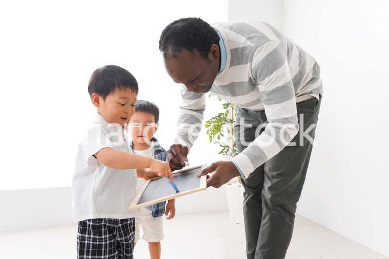 インターナショナルスクールで勉強する子ども