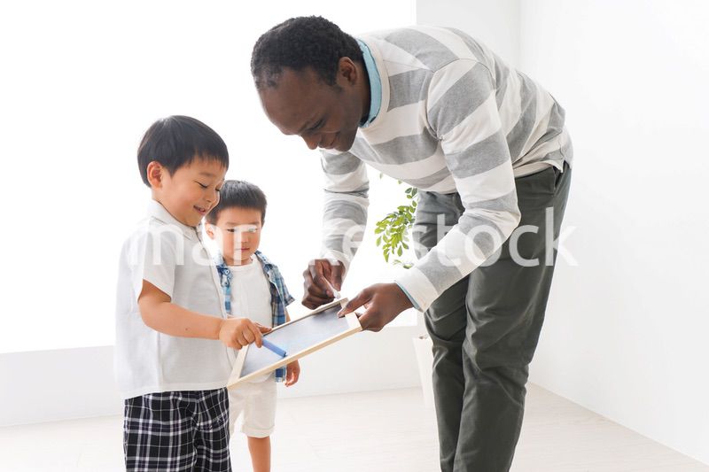 インターナショナルスクールで勉強する子ども