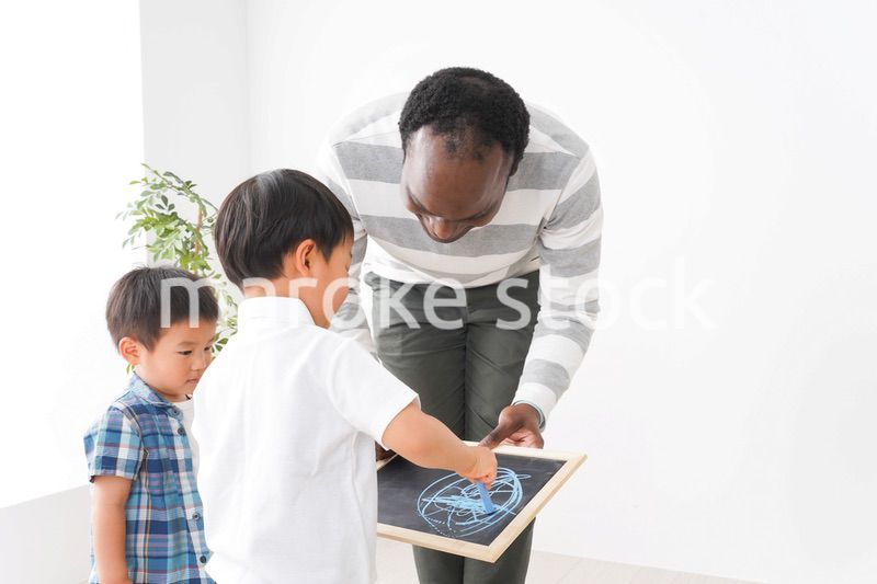 インターナショナルスクールで勉強する子ども