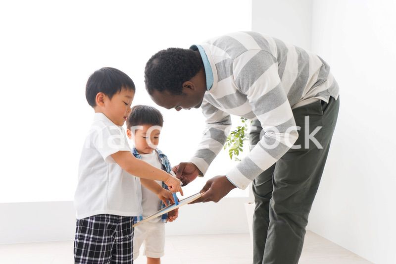 インターナショナルスクールで勉強する子ども