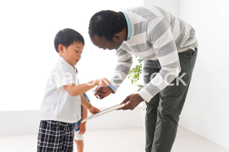 インターナショナルスクールで勉強する子ども