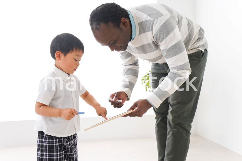 インターナショナルスクールで勉強する子ども