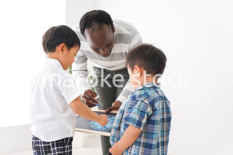 インターナショナルスクールで勉強する子ども