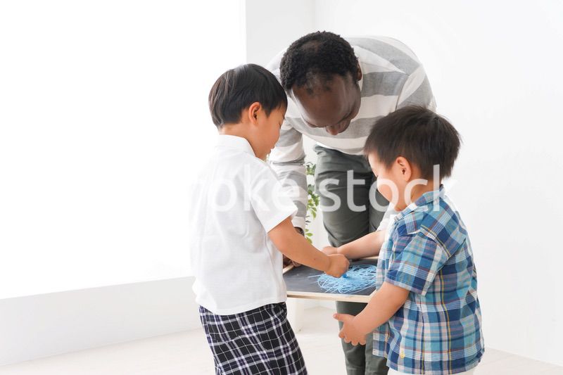 インターナショナルスクールで勉強する子ども