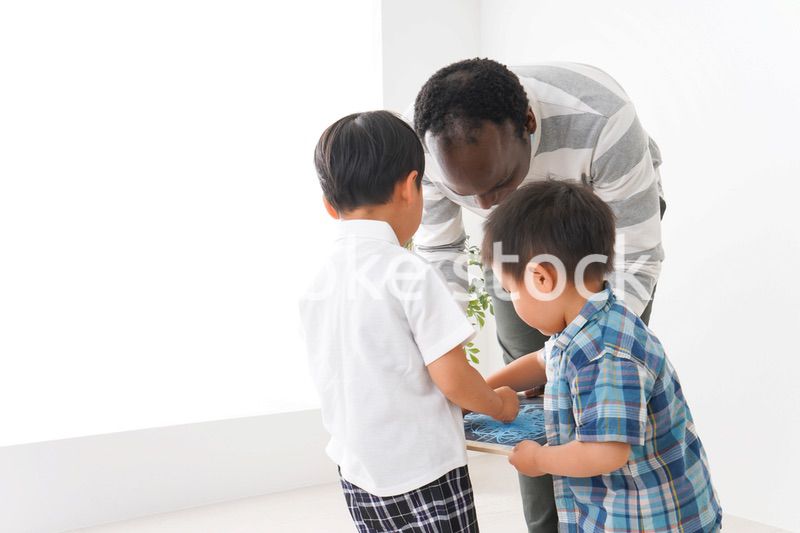 インターナショナルスクールで勉強する子ども