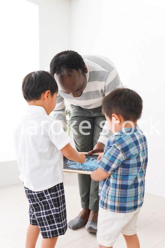 インターナショナルスクールで勉強する子ども