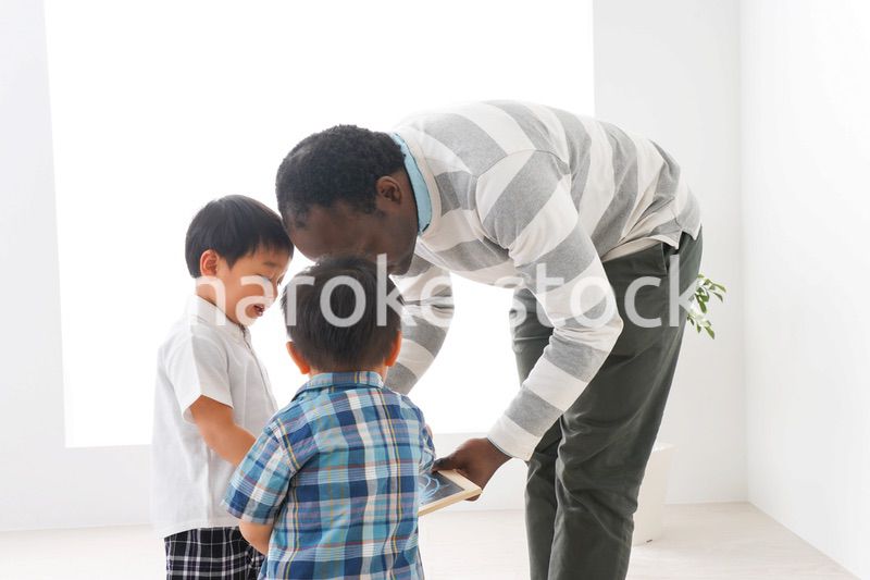 インターナショナルスクールで勉強する子ども