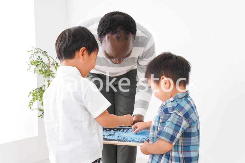 インターナショナルスクールで勉強する子ども