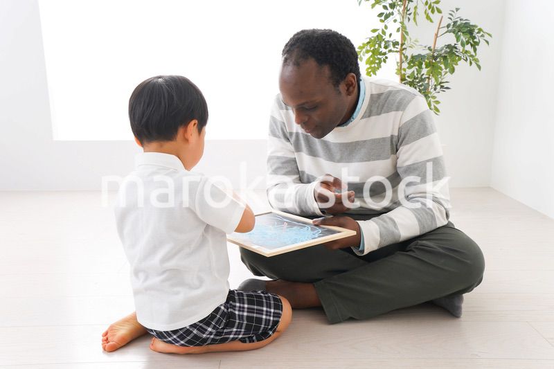 インターナショナルスクールで勉強する子ども