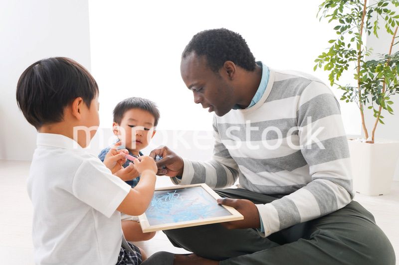 インターナショナルスクールで勉強する子ども