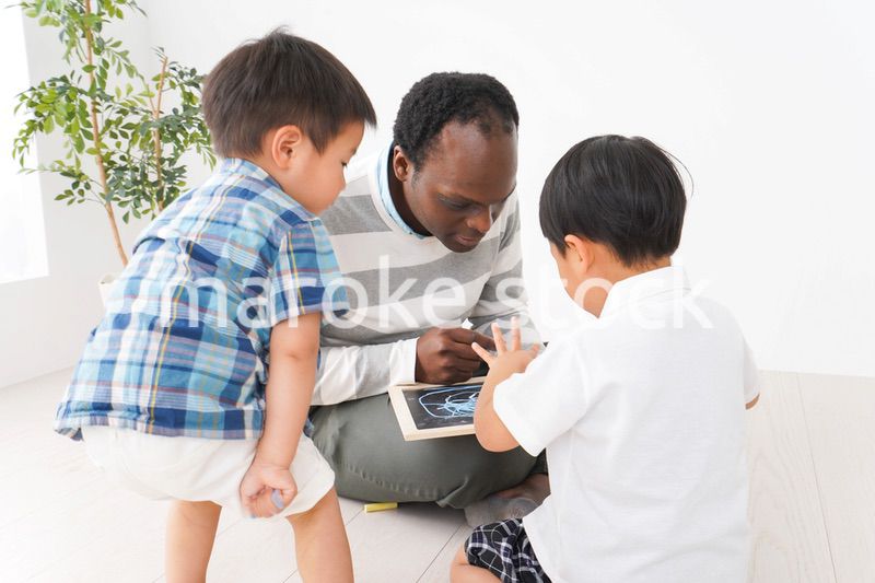 インターナショナルスクールで勉強する子ども