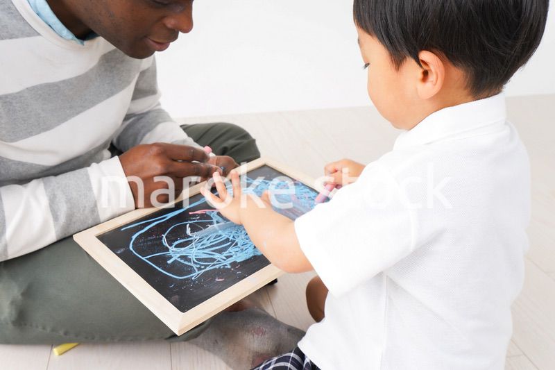 インターナショナルスクールで勉強する子ども