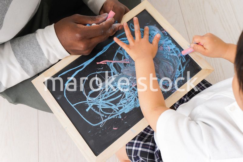 外国人教師と遊ぶ子ども