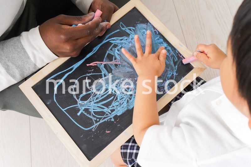 外国人教師と遊ぶ子ども