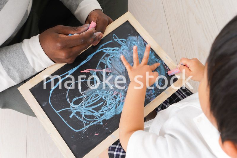 外国人教師と遊ぶ子ども