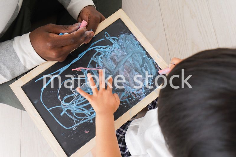 インターナショナルスクールで勉強する子ども