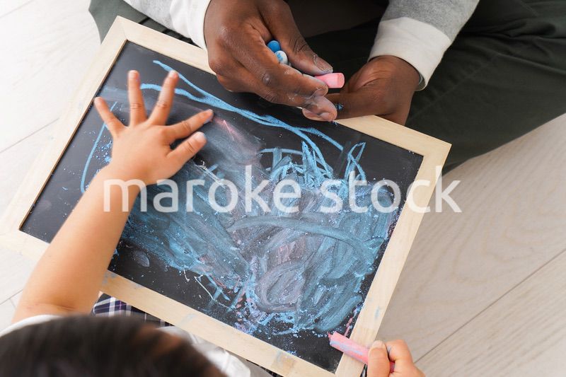 外国人教師と遊ぶ子ども