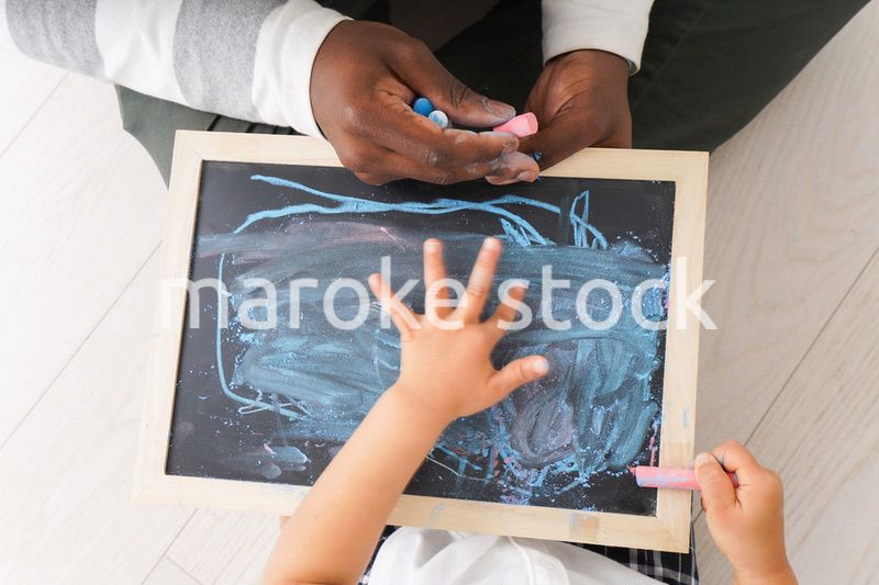 外国人教師と遊ぶ子ども