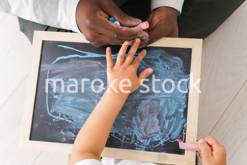 外国人教師と遊ぶ子ども