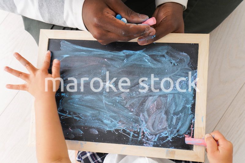 外国人教師と遊ぶ子ども