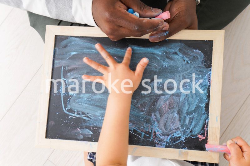 外国人教師と遊ぶ子ども