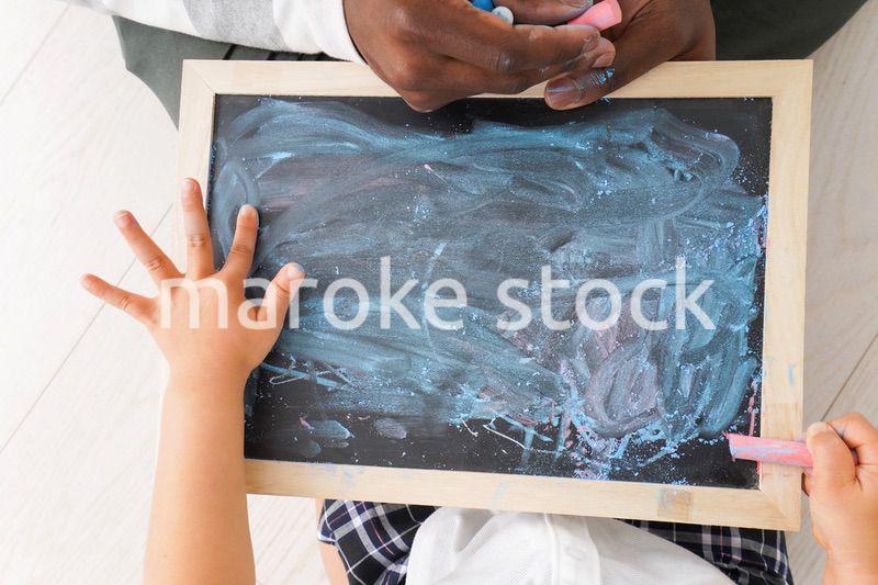 外国人教師と遊ぶ子ども