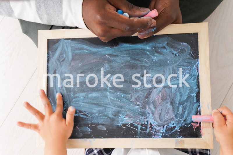 外国人教師と遊ぶ子ども