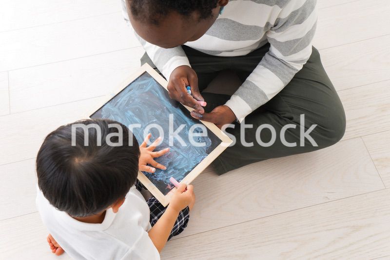 外国人教師と遊ぶ子ども