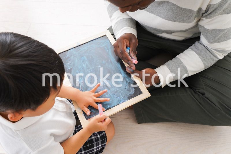 外国人教師と遊ぶ子ども