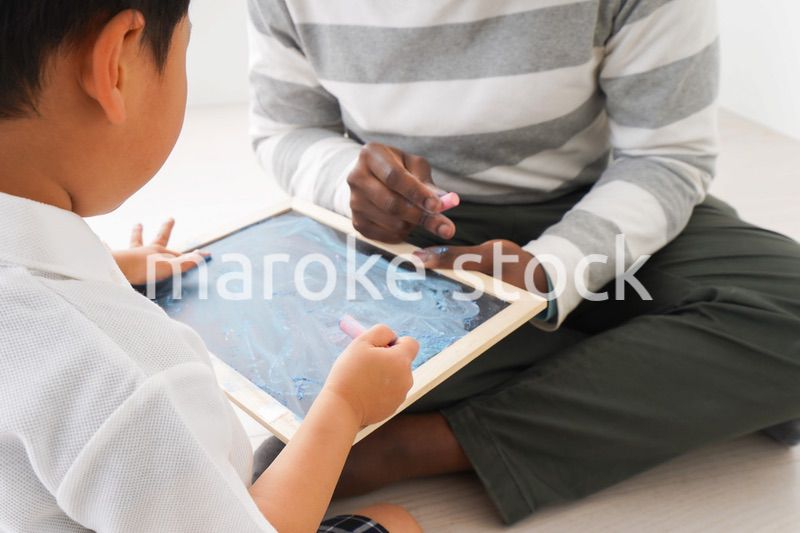 外国人教師と遊ぶ子ども