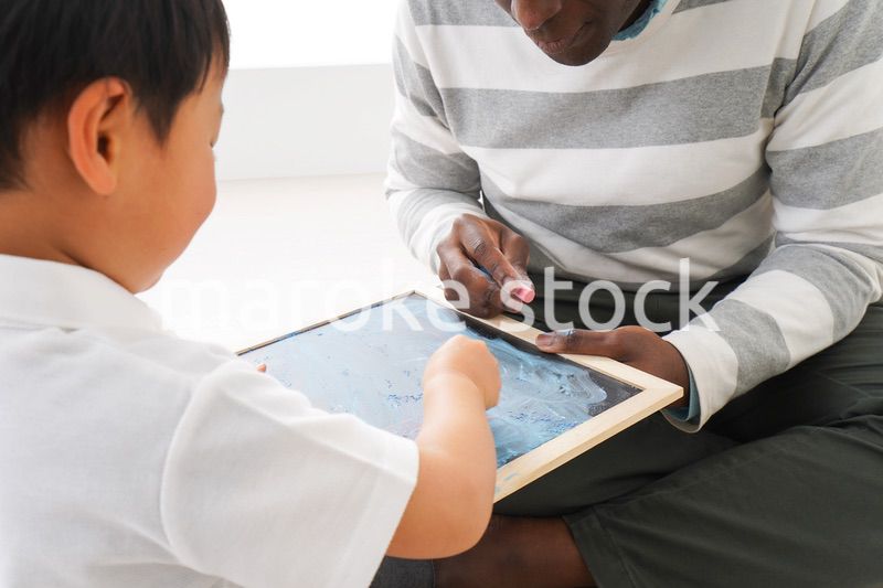 外国人教師と遊ぶ子ども