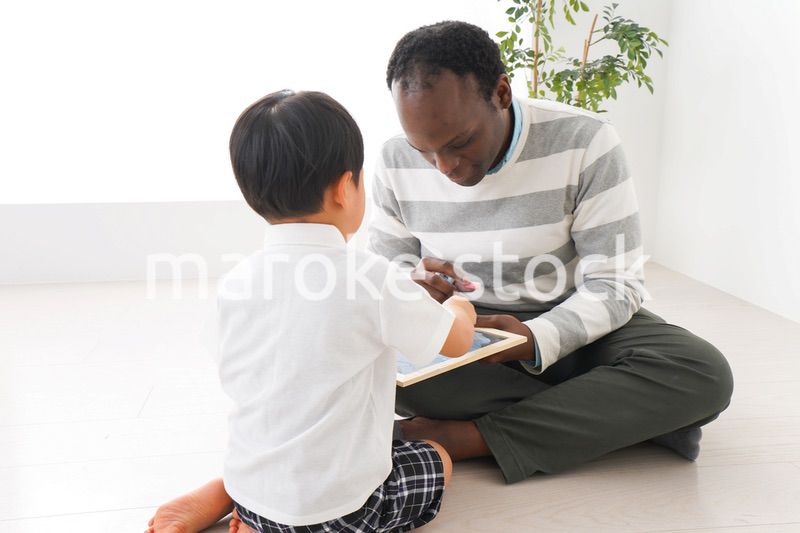 インターナショナルスクールで勉強する子ども