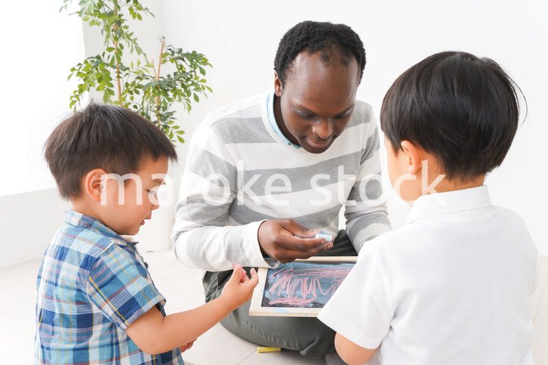 インターナショナルスクールで勉強する子ども