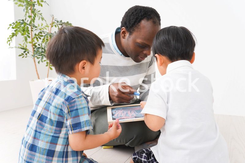 インターナショナルスクールで勉強する子ども