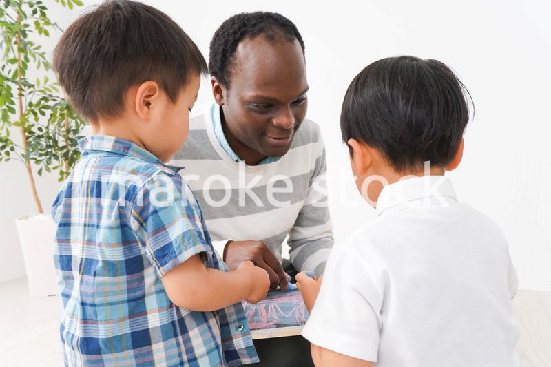 インターナショナルスクールで勉強する子ども