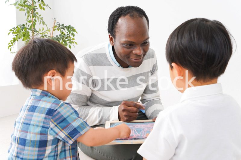 インターナショナルスクールで勉強する子ども