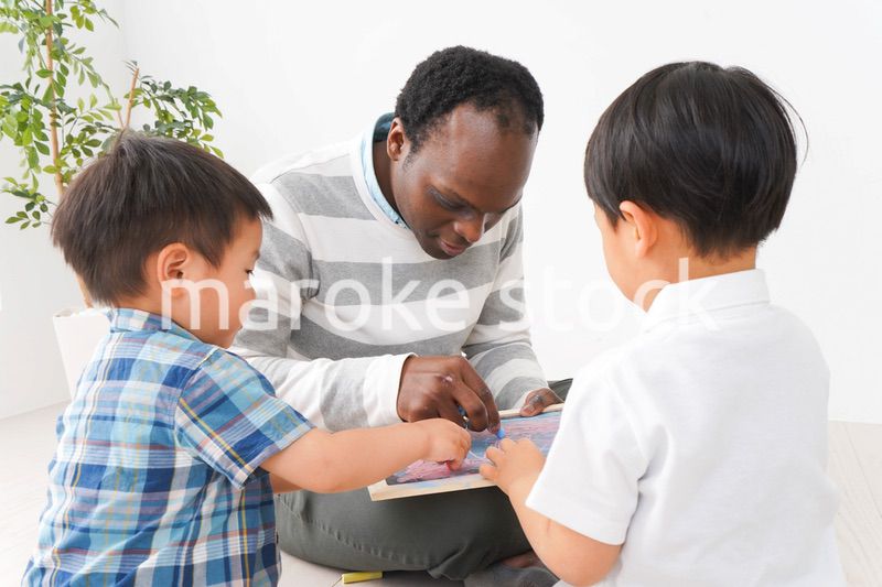 インターナショナルスクールで勉強する子ども