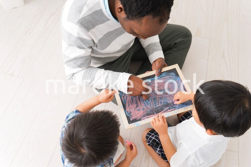 インターナショナルスクールで勉強する子ども