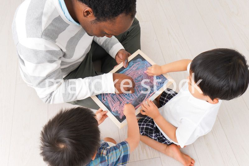 インターナショナルスクールで勉強する子ども