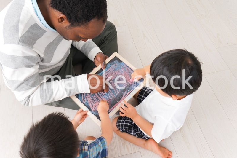 インターナショナルスクールで勉強する子ども