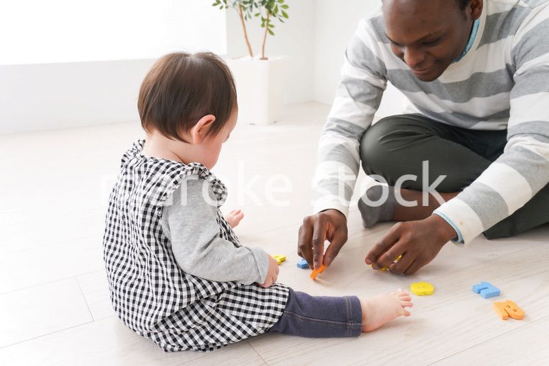 英会話教室でネイティブ講師と勉強をする幼児