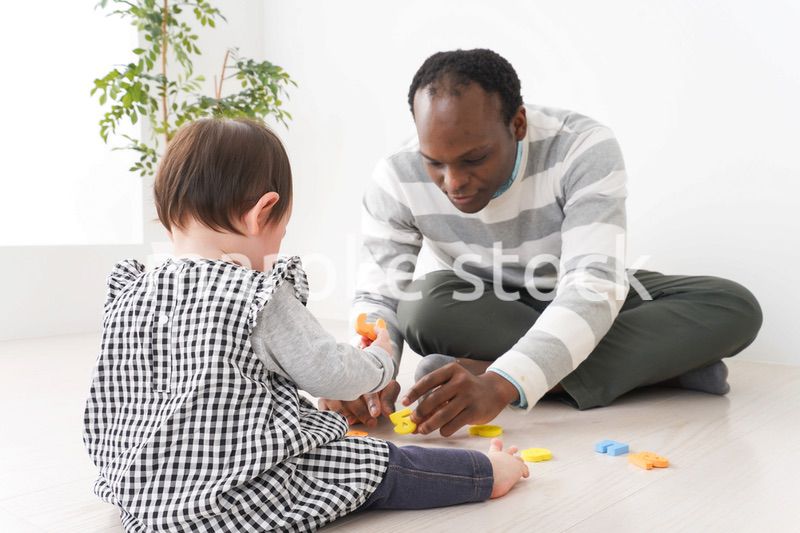 英会話教室でネイティブ講師と勉強をする幼児