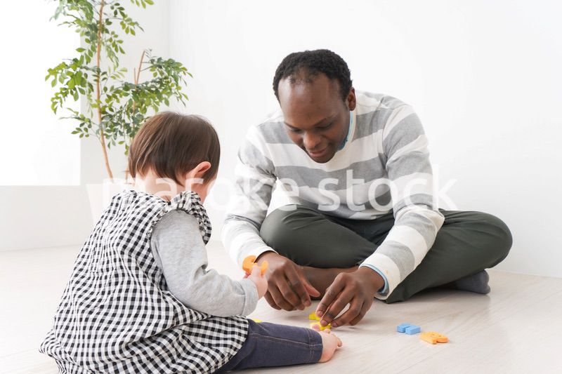 英会話教室でネイティブ講師と勉強をする幼児